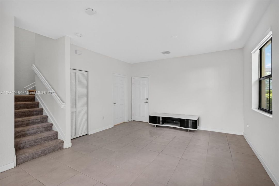 Недавно продано: $535,000 (3 спален, 2 ванн, 1863 Квадратных фут)