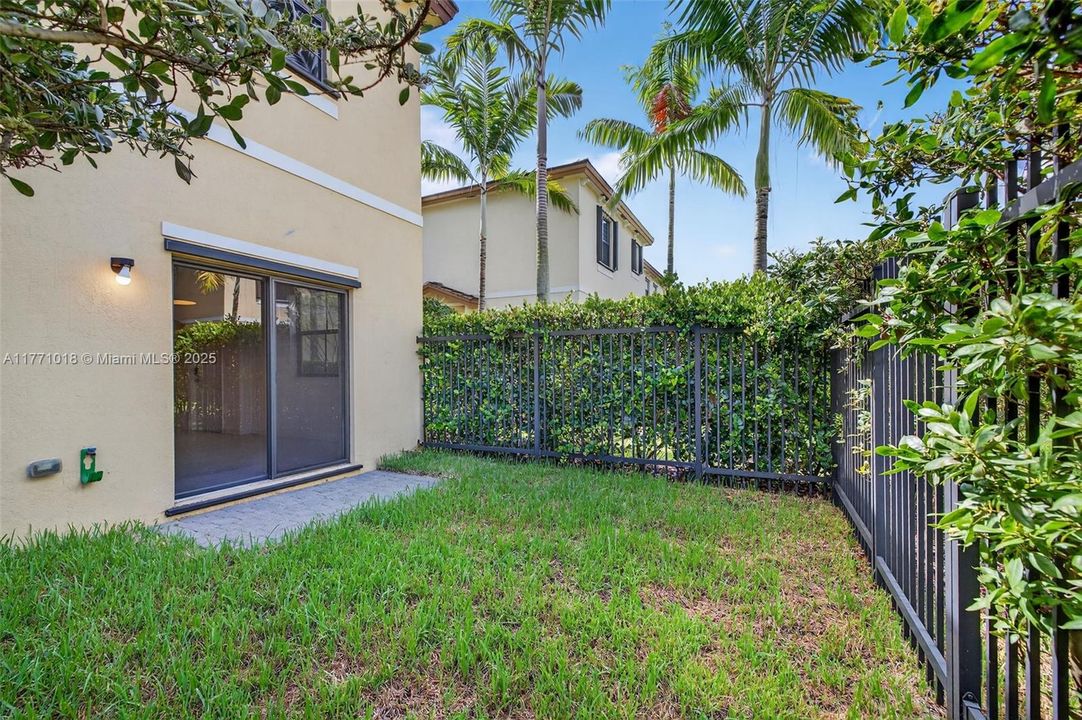 Недавно продано: $535,000 (3 спален, 2 ванн, 1863 Квадратных фут)