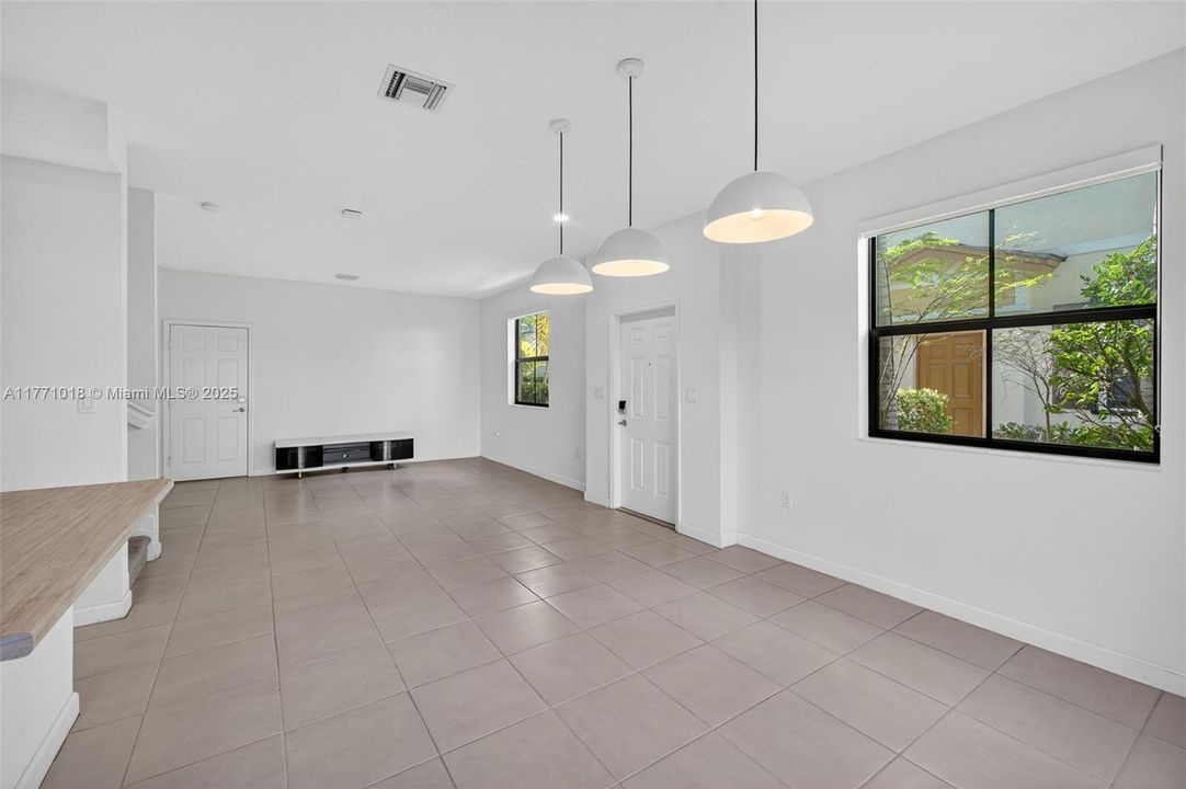 Недавно продано: $535,000 (3 спален, 2 ванн, 1863 Квадратных фут)