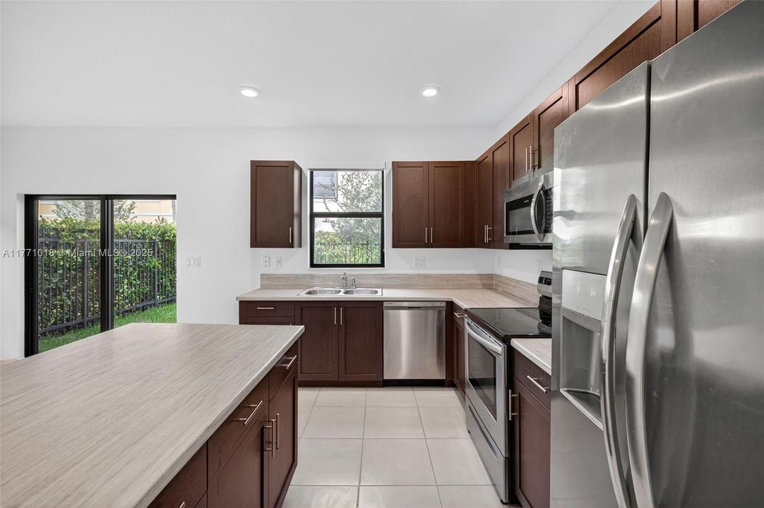 Недавно продано: $535,000 (3 спален, 2 ванн, 1863 Квадратных фут)