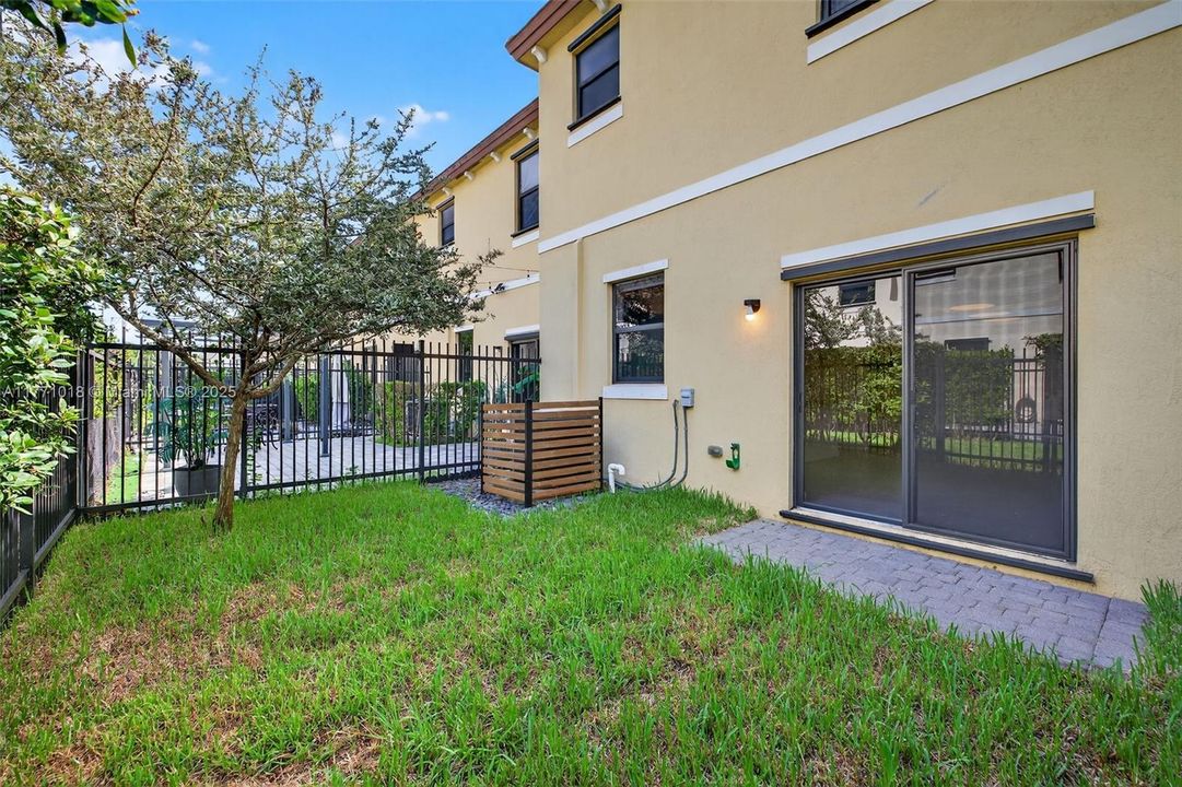 Недавно продано: $535,000 (3 спален, 2 ванн, 1863 Квадратных фут)