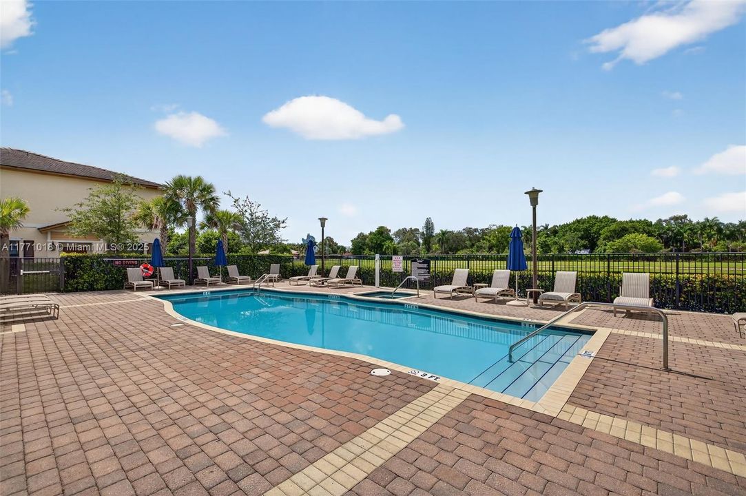 Недавно продано: $535,000 (3 спален, 2 ванн, 1863 Квадратных фут)