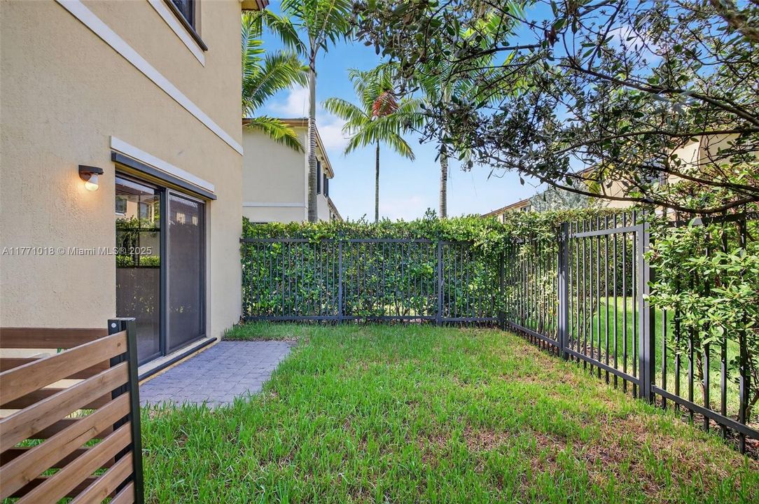 Недавно продано: $535,000 (3 спален, 2 ванн, 1863 Квадратных фут)