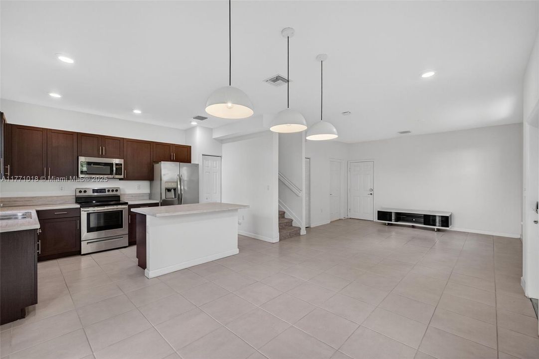 Недавно продано: $535,000 (3 спален, 2 ванн, 1863 Квадратных фут)