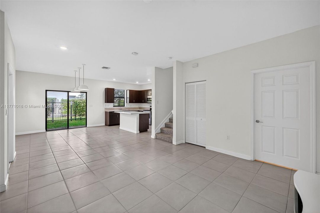 Недавно продано: $535,000 (3 спален, 2 ванн, 1863 Квадратных фут)