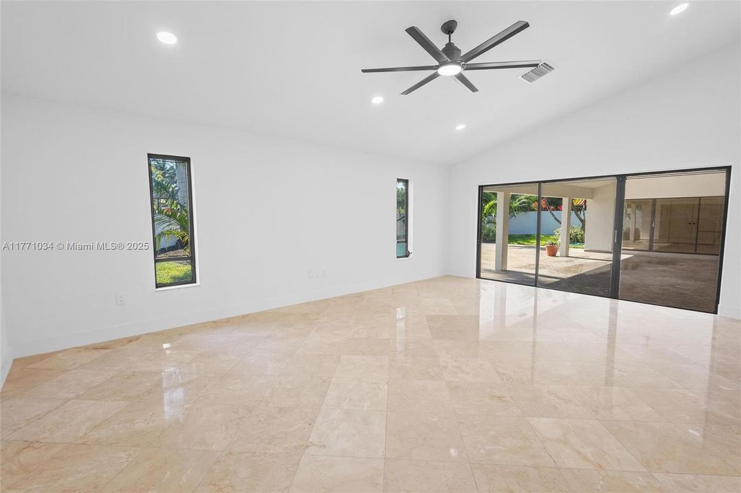 最近售出: $1,350,000 (3 贝兹, 2 浴室, 2919 平方英尺)