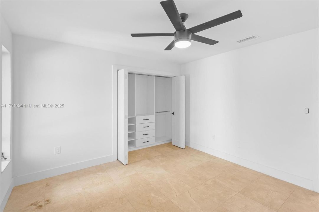 最近售出: $1,350,000 (3 贝兹, 2 浴室, 2919 平方英尺)