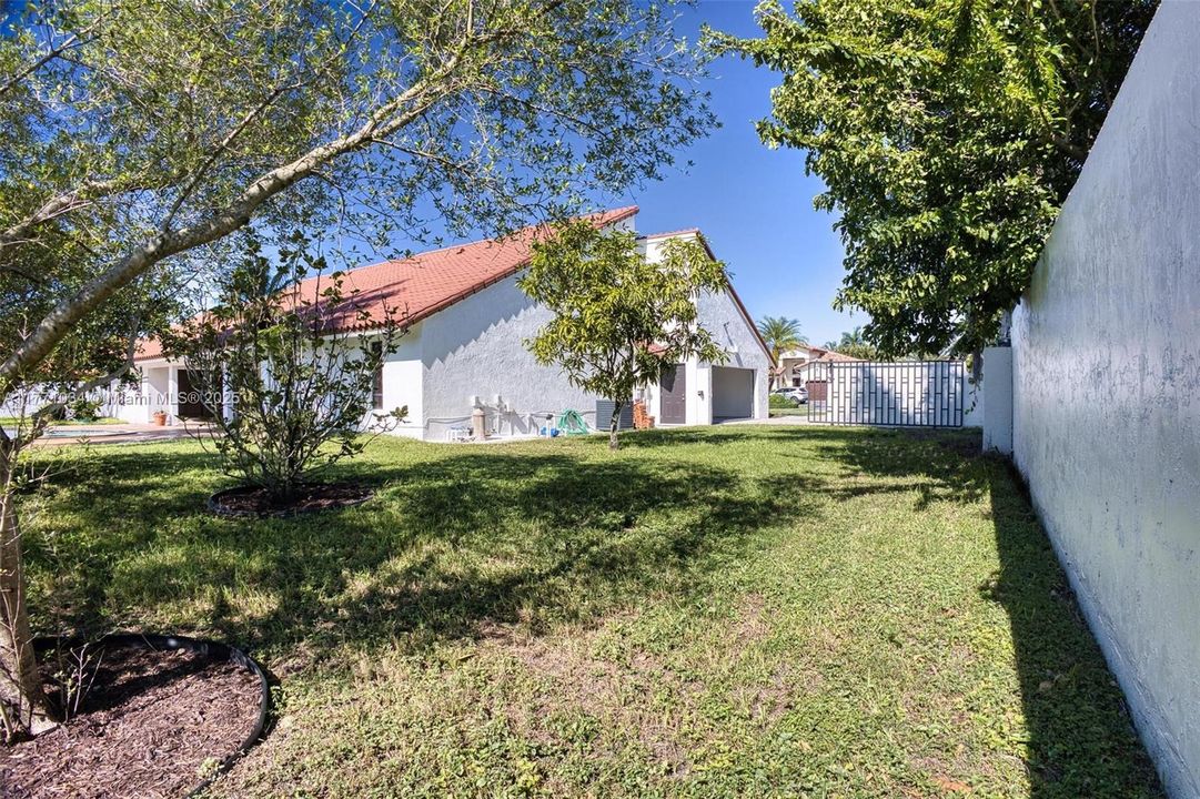 最近售出: $1,350,000 (3 贝兹, 2 浴室, 2919 平方英尺)