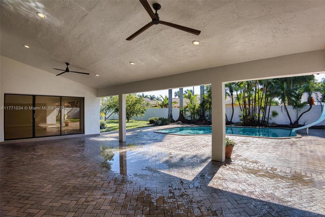 最近售出: $1,350,000 (3 贝兹, 2 浴室, 2919 平方英尺)