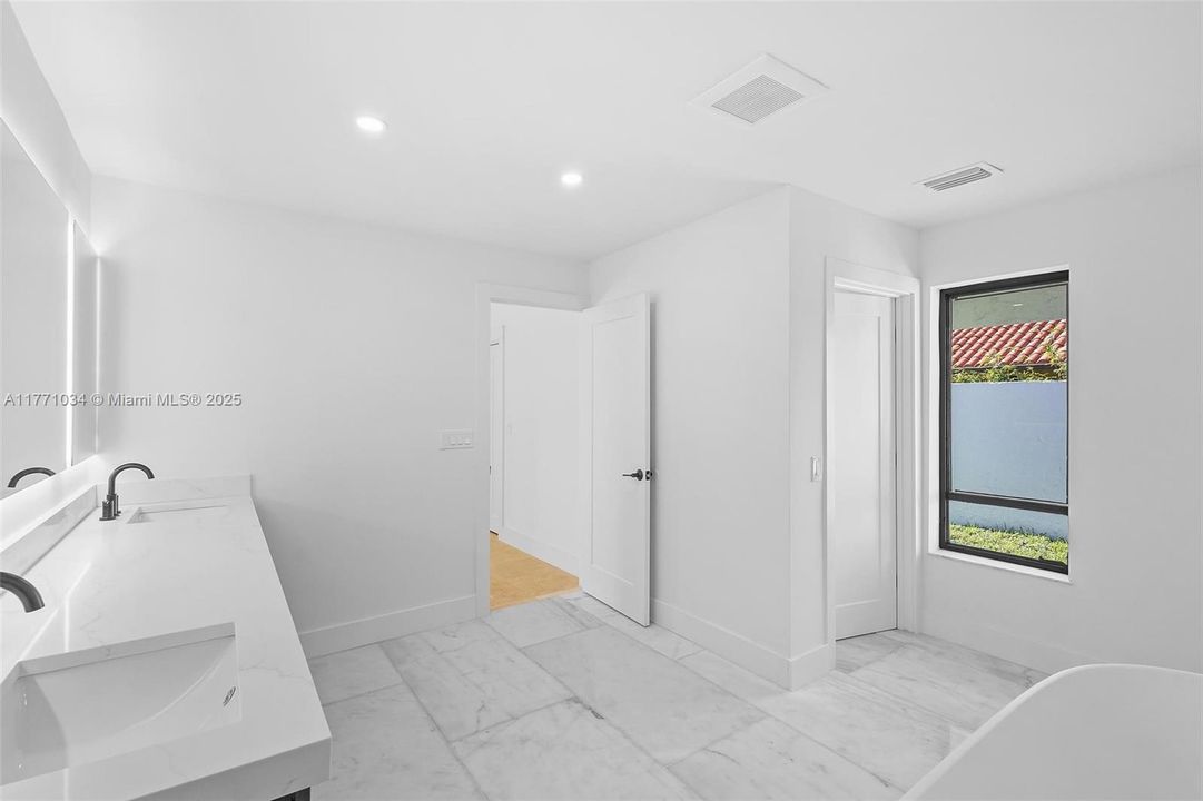 最近售出: $1,350,000 (3 贝兹, 2 浴室, 2919 平方英尺)