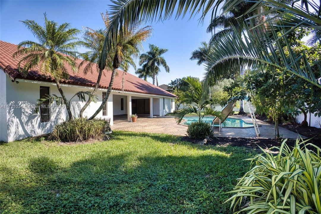 最近售出: $1,350,000 (3 贝兹, 2 浴室, 2919 平方英尺)