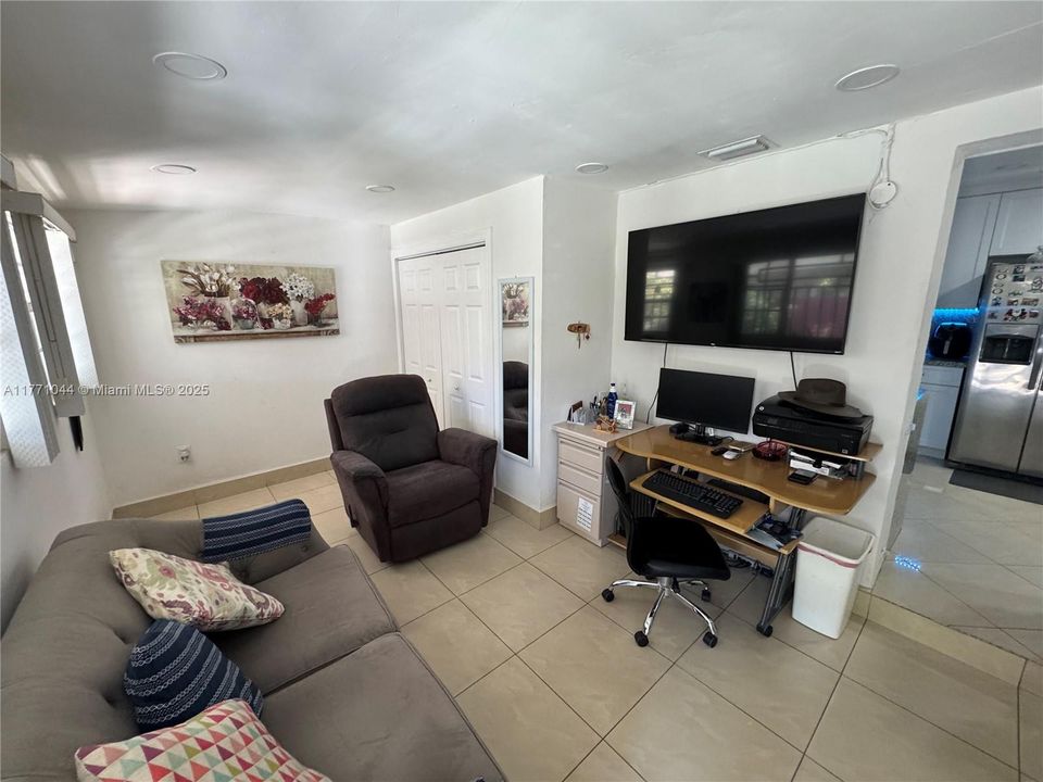 Recently Sold: $605,000 (3 beds, 2 baths, 1128 Square Feet)