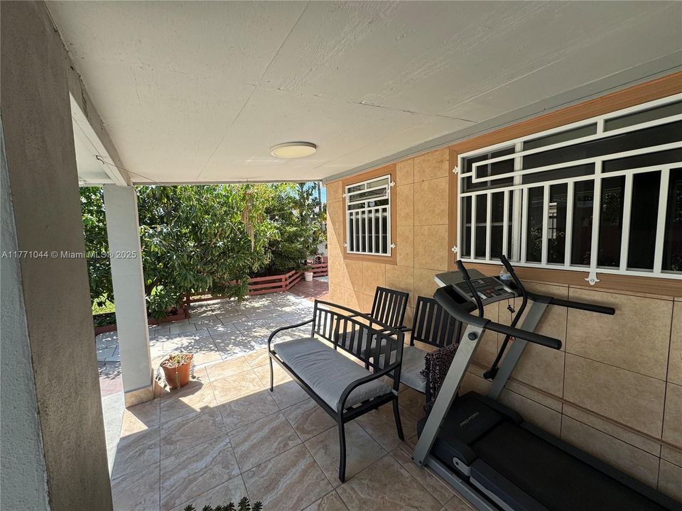 Recently Sold: $605,000 (3 beds, 2 baths, 1128 Square Feet)