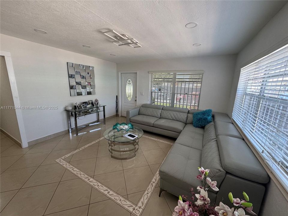 Recently Sold: $605,000 (3 beds, 2 baths, 1128 Square Feet)