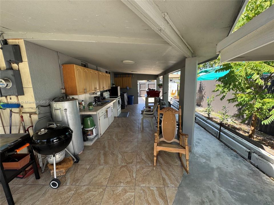 Recently Sold: $605,000 (3 beds, 2 baths, 1128 Square Feet)