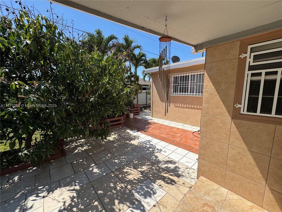 Recently Sold: $605,000 (3 beds, 2 baths, 1128 Square Feet)