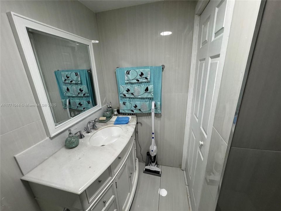 Recently Sold: $605,000 (3 beds, 2 baths, 1128 Square Feet)