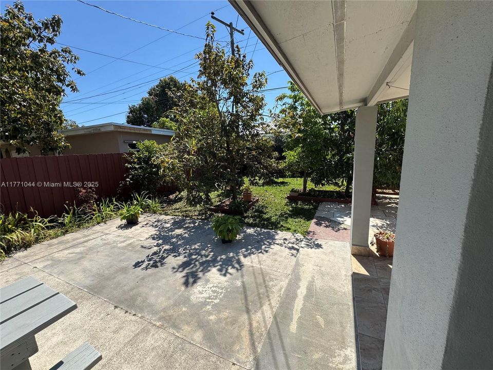 Recently Sold: $605,000 (3 beds, 2 baths, 1128 Square Feet)