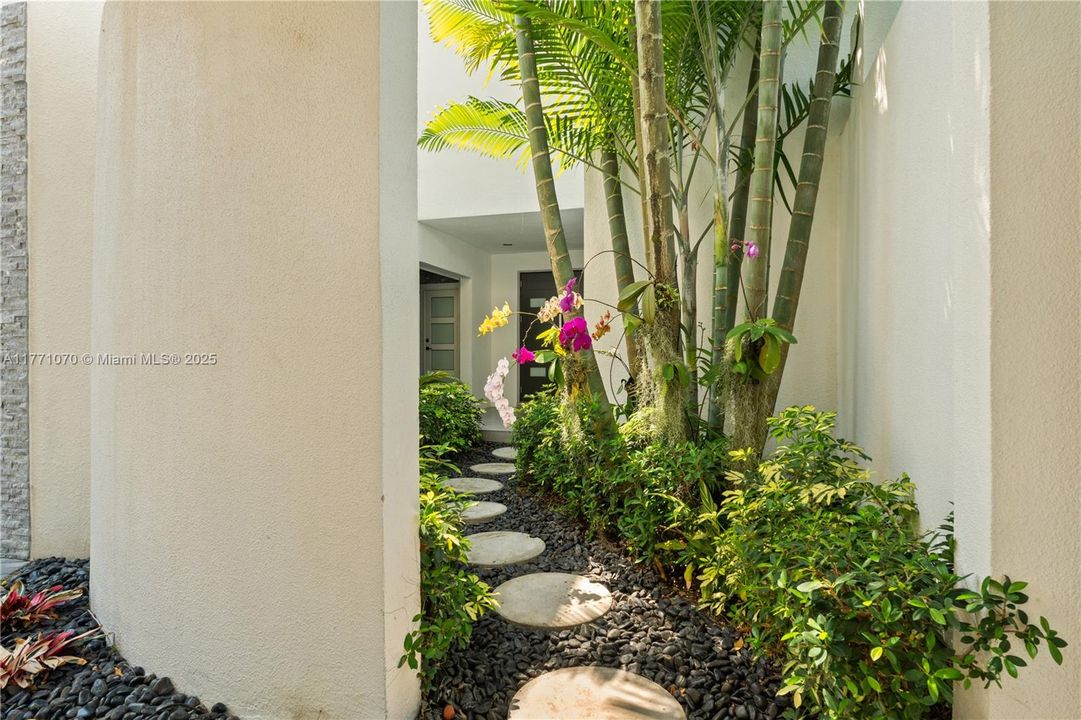 Recently Sold: $2,150,000 (6 beds, 5 baths, 4750 Square Feet)