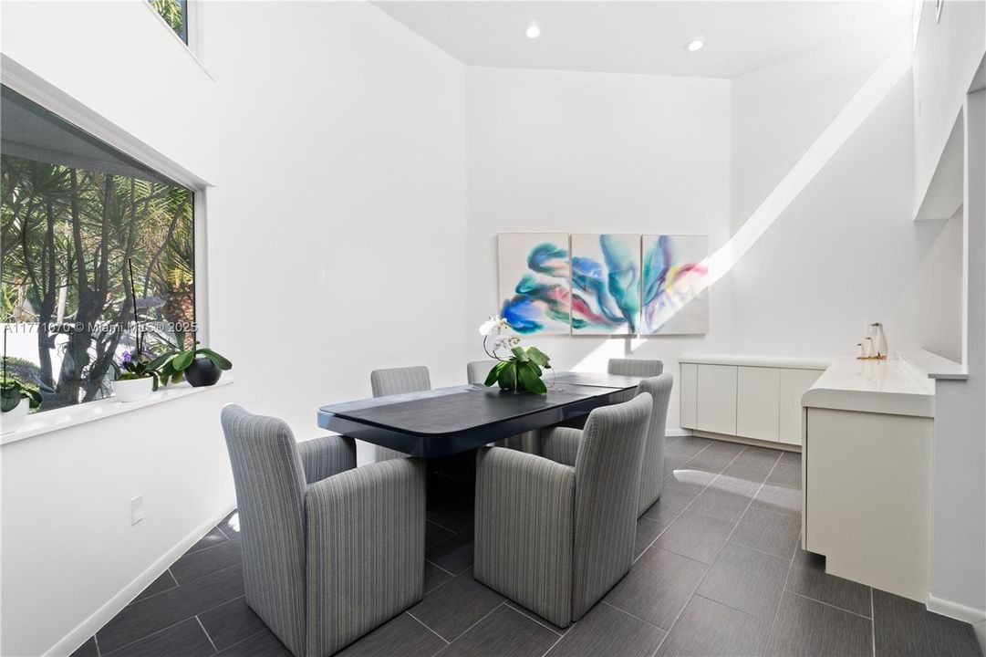 Recently Sold: $2,150,000 (6 beds, 5 baths, 4750 Square Feet)