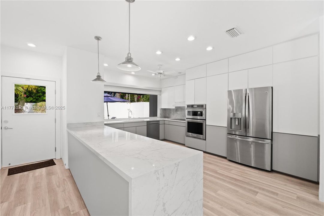 Recently Sold: $2,150,000 (6 beds, 5 baths, 4750 Square Feet)