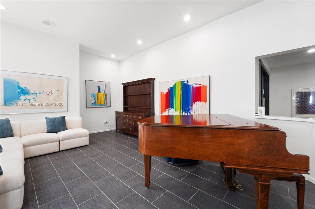 Recently Sold: $2,150,000 (6 beds, 5 baths, 4750 Square Feet)