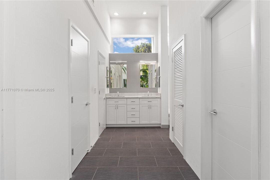 Recently Sold: $2,150,000 (6 beds, 5 baths, 4750 Square Feet)