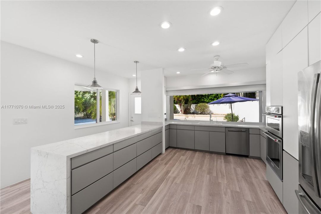 Recently Sold: $2,150,000 (6 beds, 5 baths, 4750 Square Feet)