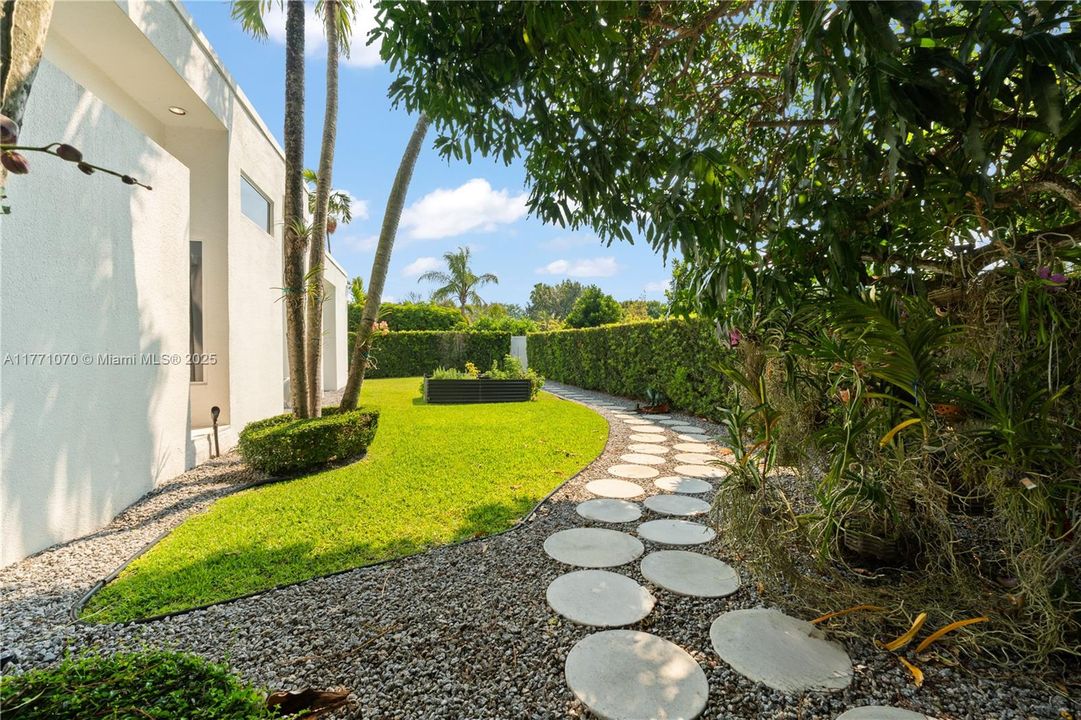 Recently Sold: $2,150,000 (6 beds, 5 baths, 4750 Square Feet)