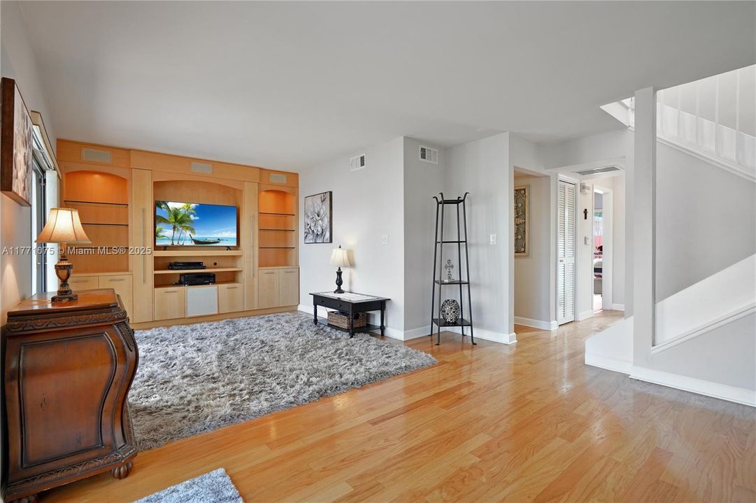 For Sale: $424,999 (2 beds, 2 baths, 1375 Square Feet)