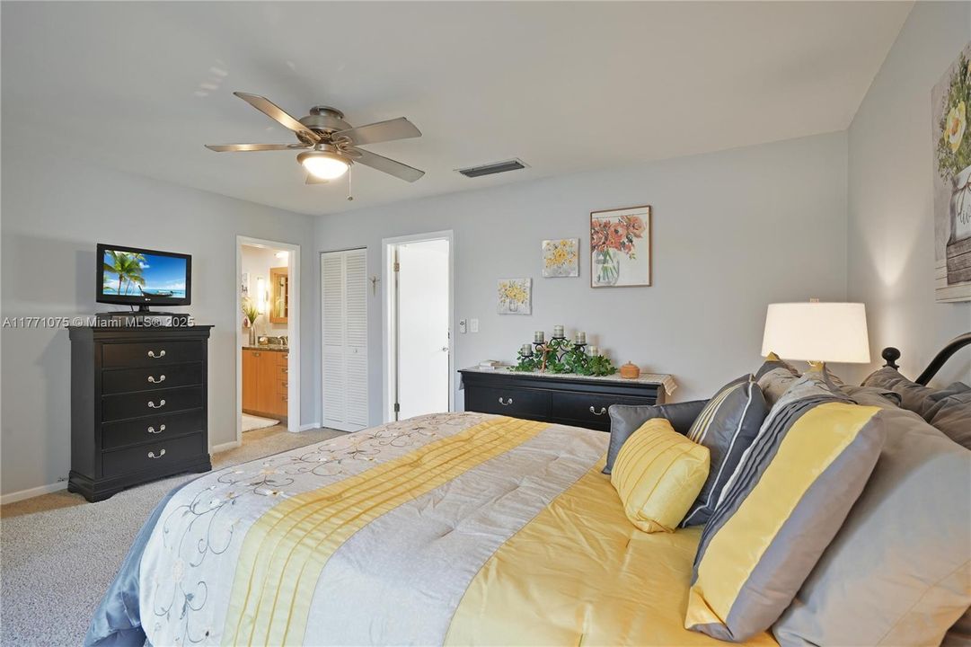 For Sale: $424,999 (2 beds, 2 baths, 1375 Square Feet)