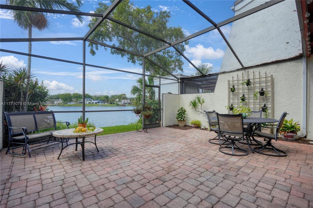 For Sale: $424,999 (2 beds, 2 baths, 1375 Square Feet)