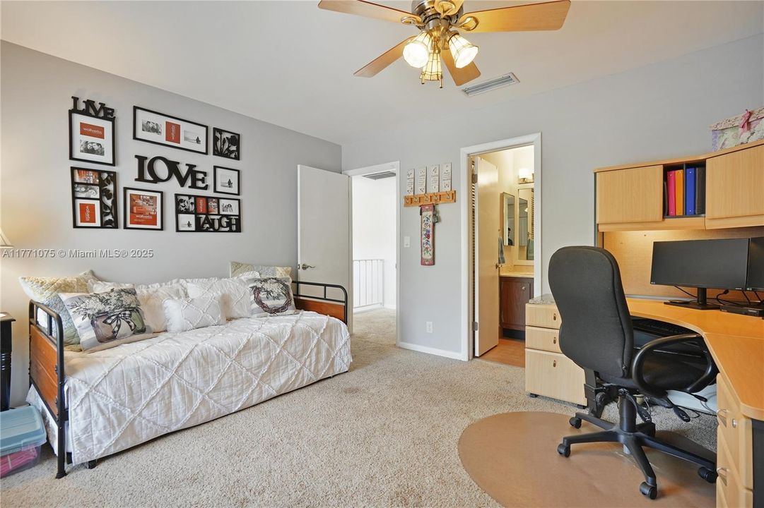 For Sale: $424,999 (2 beds, 2 baths, 1375 Square Feet)