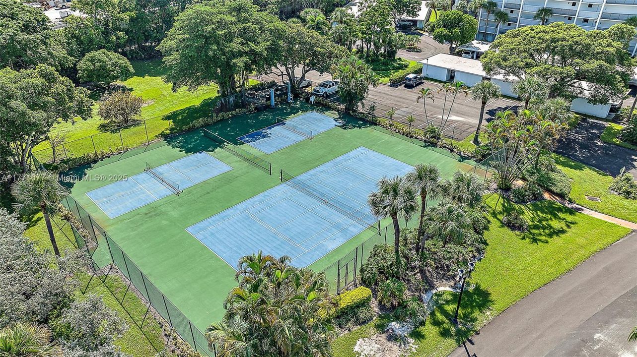 Недавно продано: $900,000 (2 спален, 2 ванн, 1520 Квадратных фут)