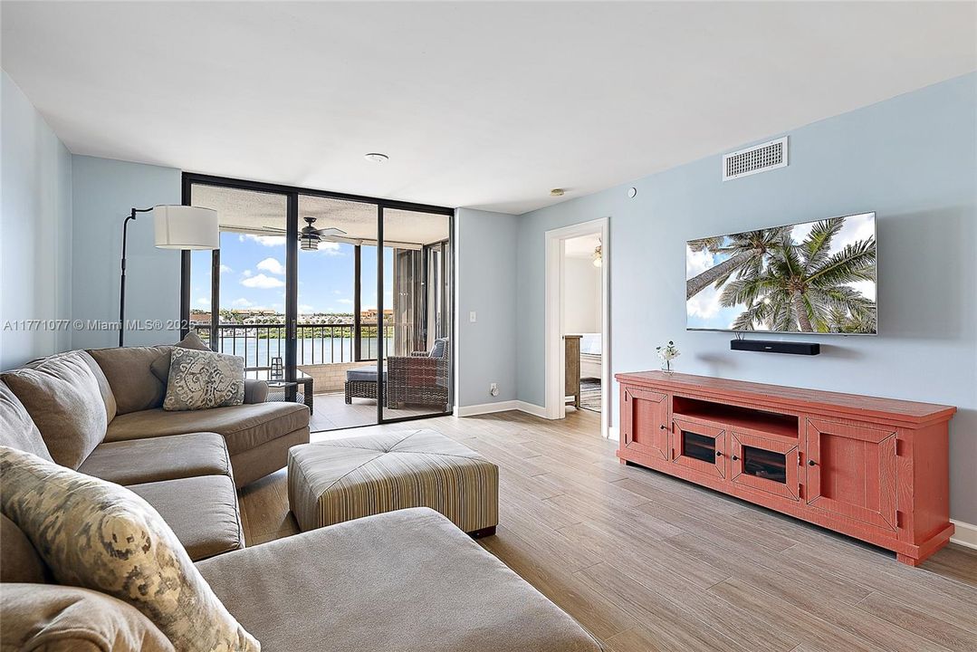 Недавно продано: $900,000 (2 спален, 2 ванн, 1520 Квадратных фут)