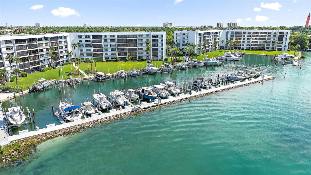 Недавно продано: $900,000 (2 спален, 2 ванн, 1520 Квадратных фут)