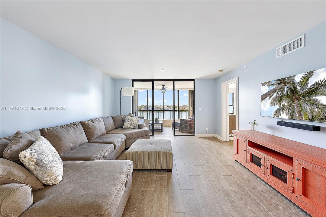 Недавно продано: $900,000 (2 спален, 2 ванн, 1520 Квадратных фут)