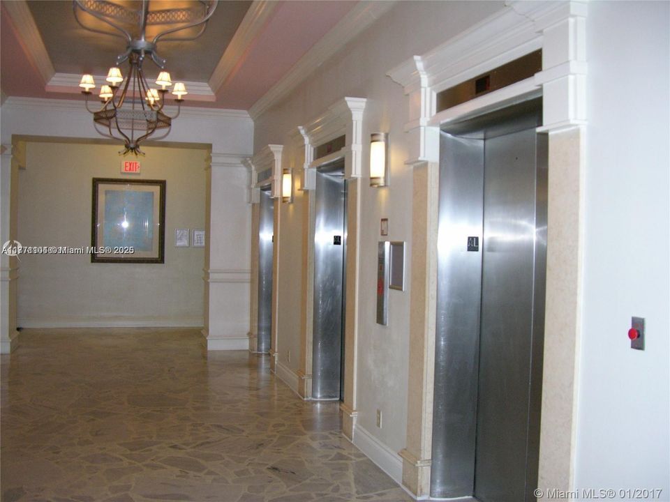 Recently Rented: $1,990 (0 beds, 1 baths, 590 Square Feet)