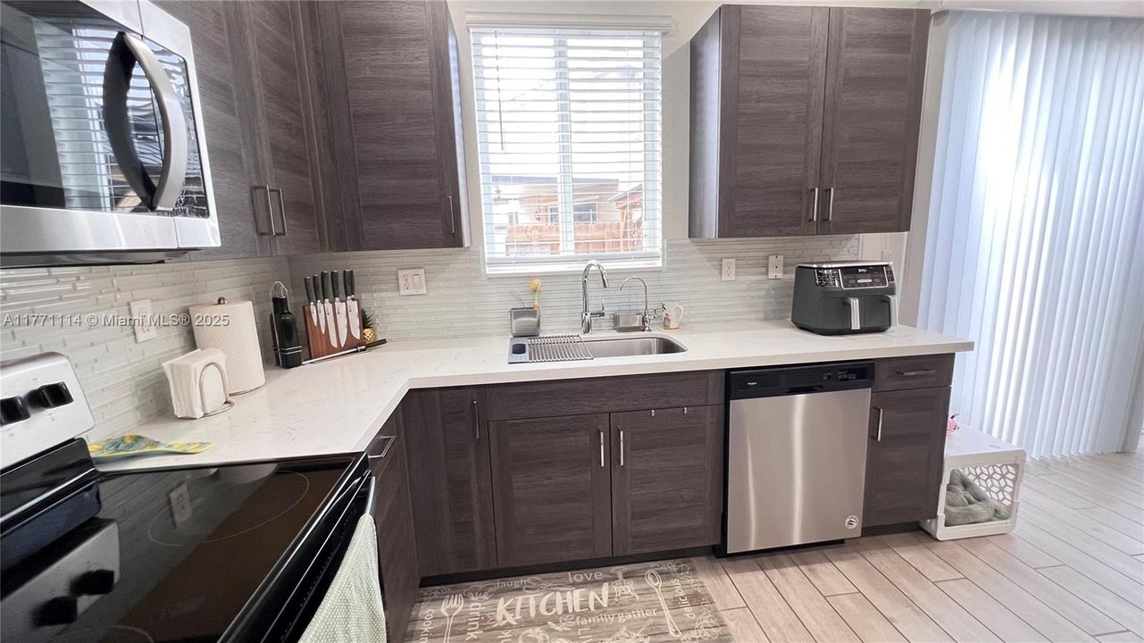 Recently Sold: $319,900 (3 beds, 2 baths, 1302 Square Feet)