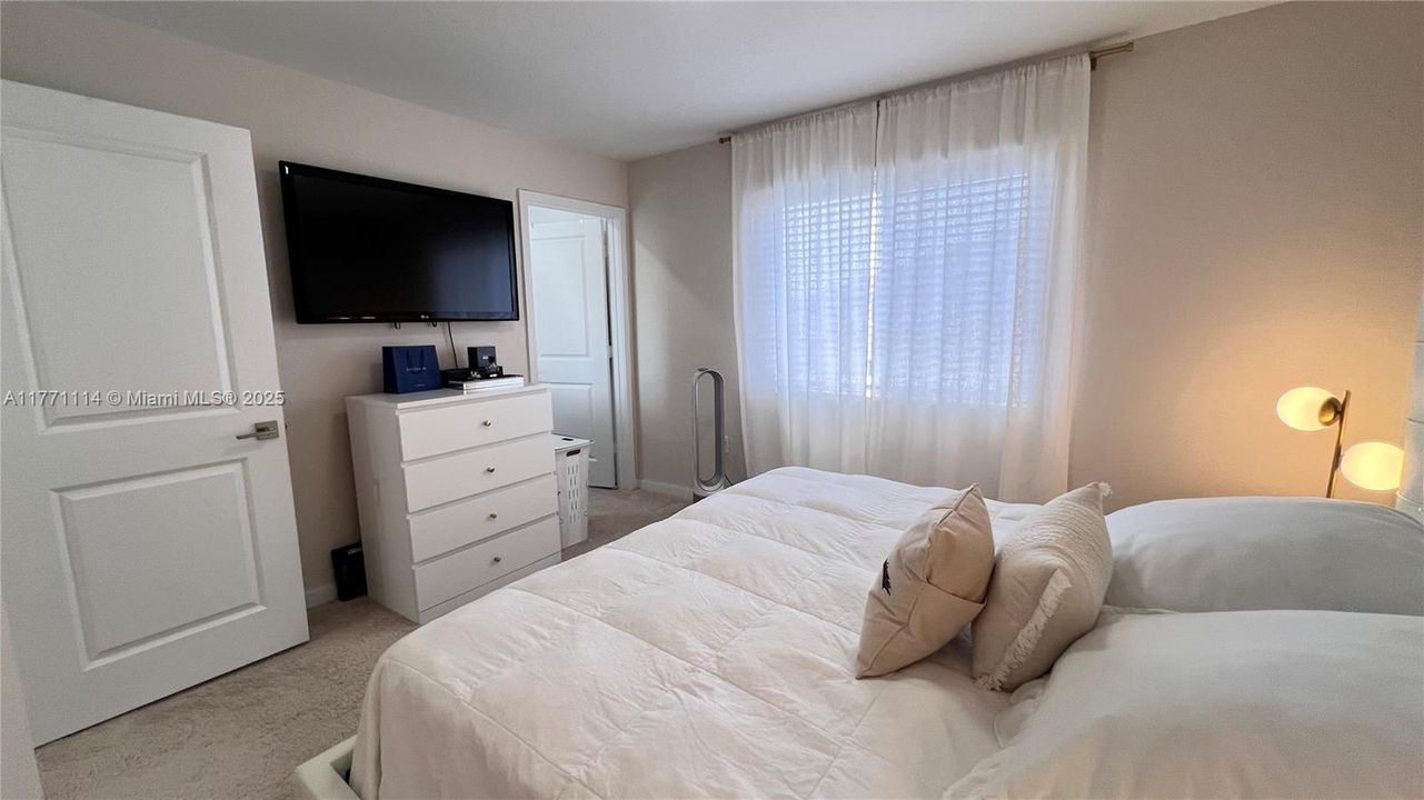 Recently Sold: $319,900 (3 beds, 2 baths, 1302 Square Feet)