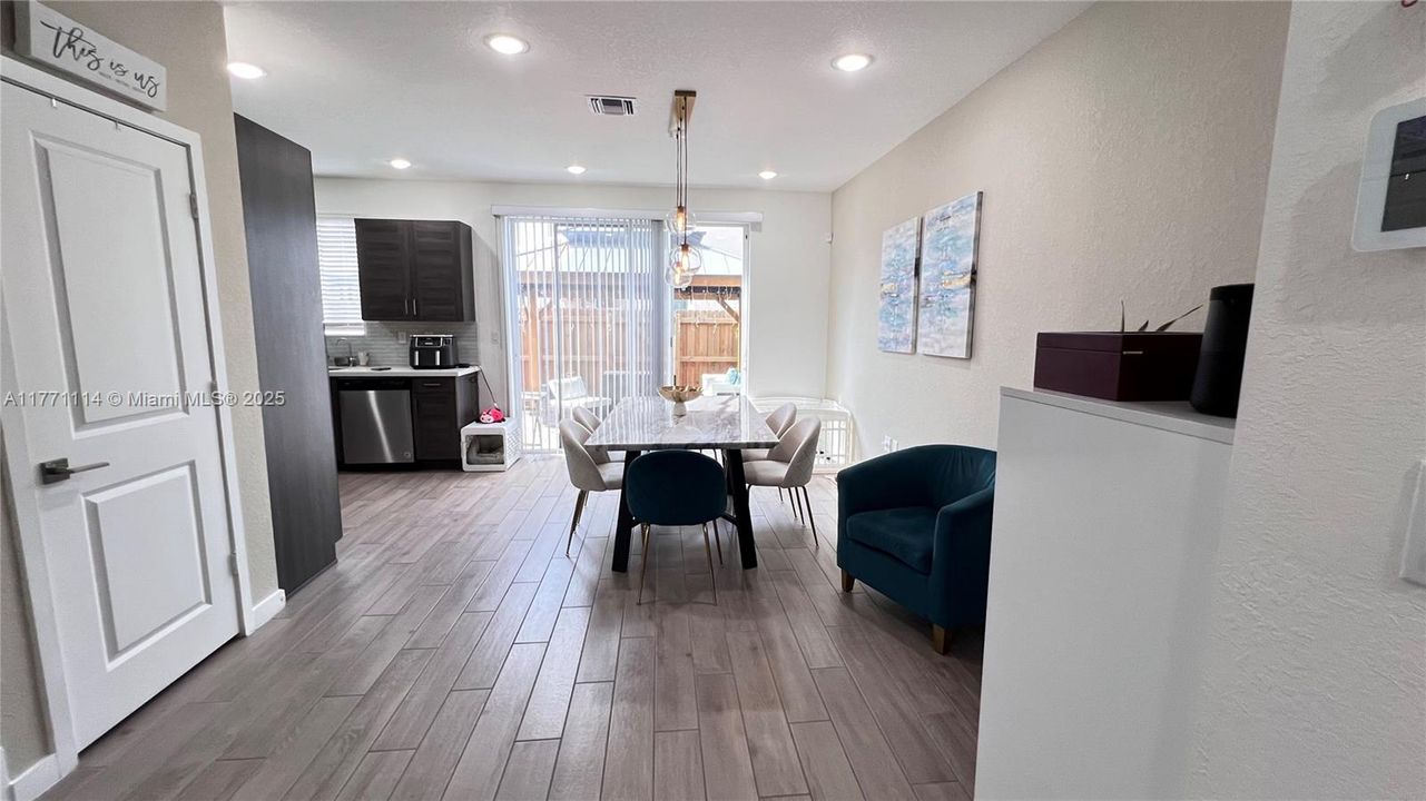 Recently Sold: $319,900 (3 beds, 2 baths, 1302 Square Feet)