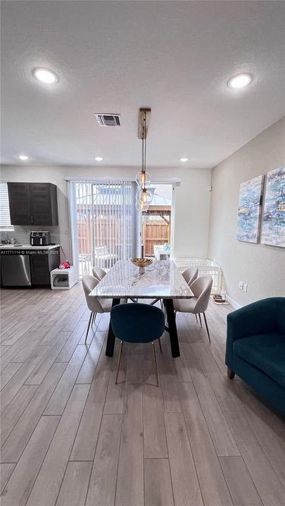 Recently Sold: $319,900 (3 beds, 2 baths, 1302 Square Feet)