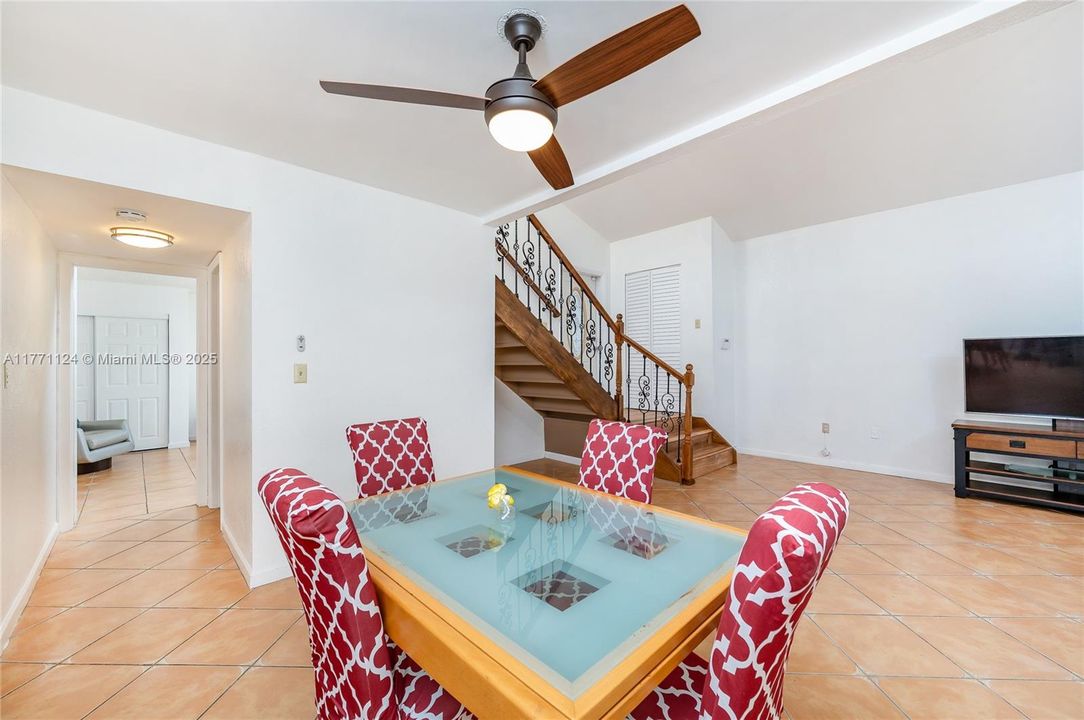 待售: $695,000 (4 贝兹, 3 浴室, 1962 平方英尺)