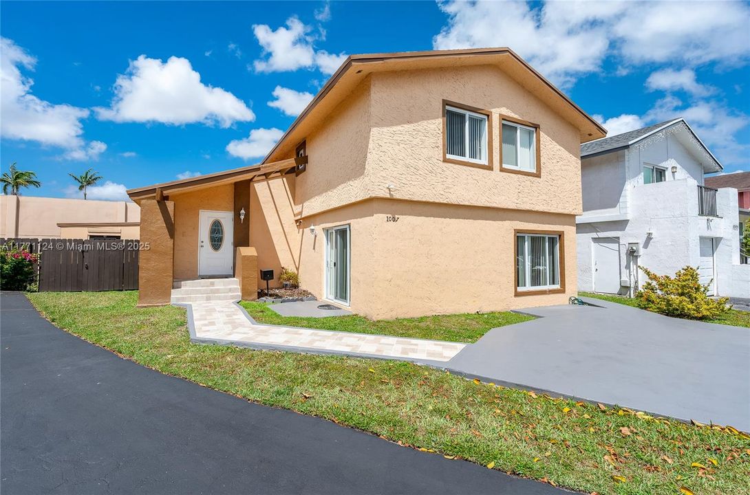 待售: $695,000 (4 贝兹, 3 浴室, 1962 平方英尺)