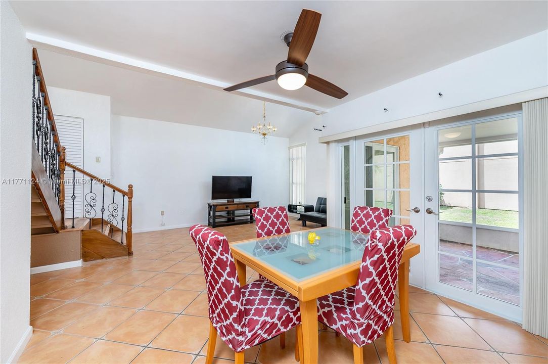 待售: $695,000 (4 贝兹, 3 浴室, 1962 平方英尺)