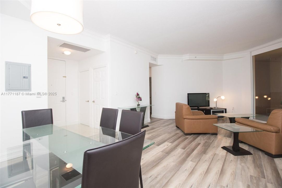 待售: $425,000 (2 贝兹, 2 浴室, 1249 平方英尺)