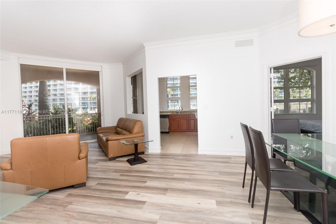 待售: $425,000 (2 贝兹, 2 浴室, 1249 平方英尺)