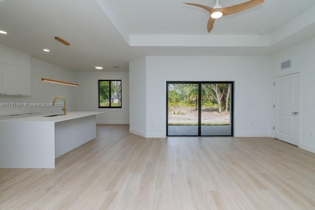 最近售出: $430,000 (4 贝兹, 2 浴室, 0 平方英尺)