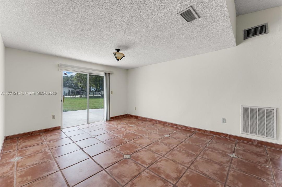 Vendido Recientemente: $799,000 (4 camas, 2 baños, 1568 Pies cuadrados)