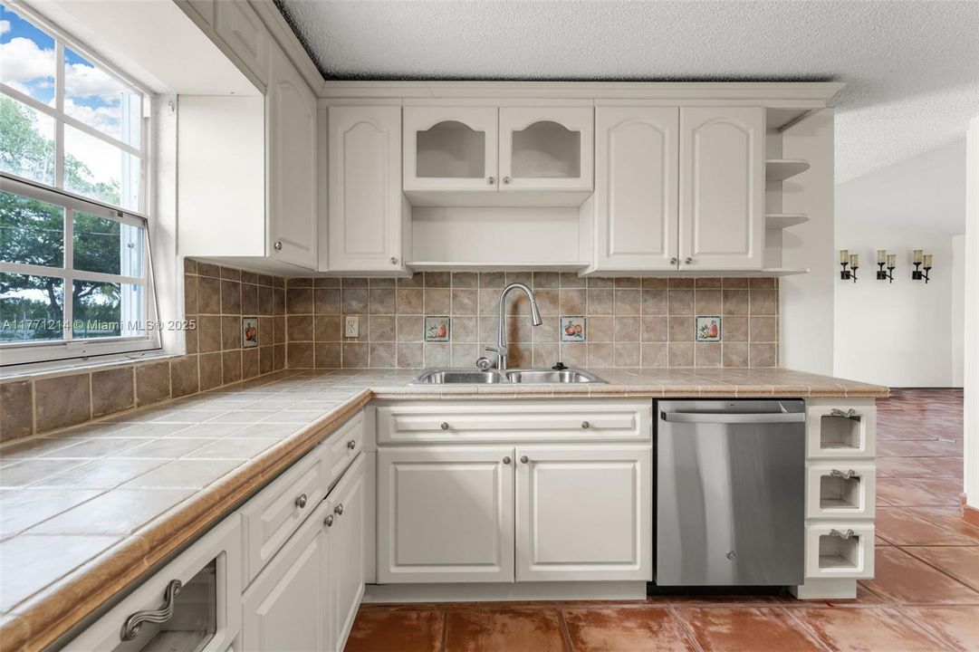 ALL NEW APPLIANCES IN THE KITCHEN